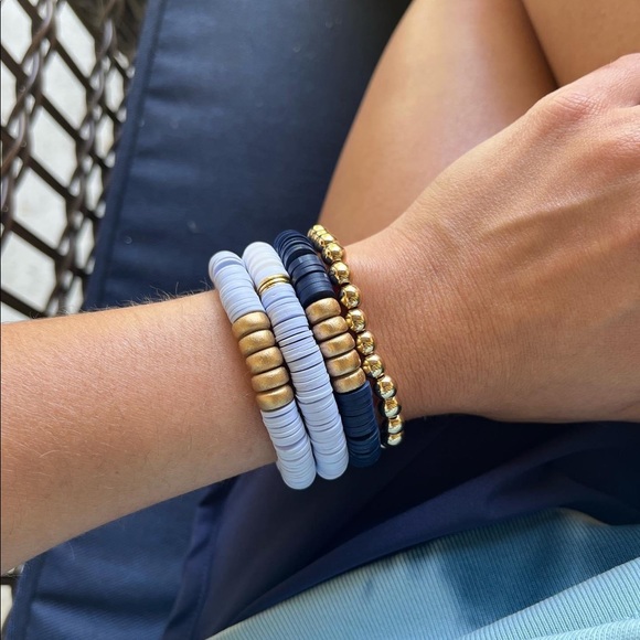 “The skies are blue” stack of 4 heishi bracelets. Shades of blue, custom made - Picture 2 of 3